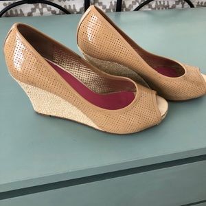 Lily Pulitzer Resort Nude/Sand Peep Toe Wedges